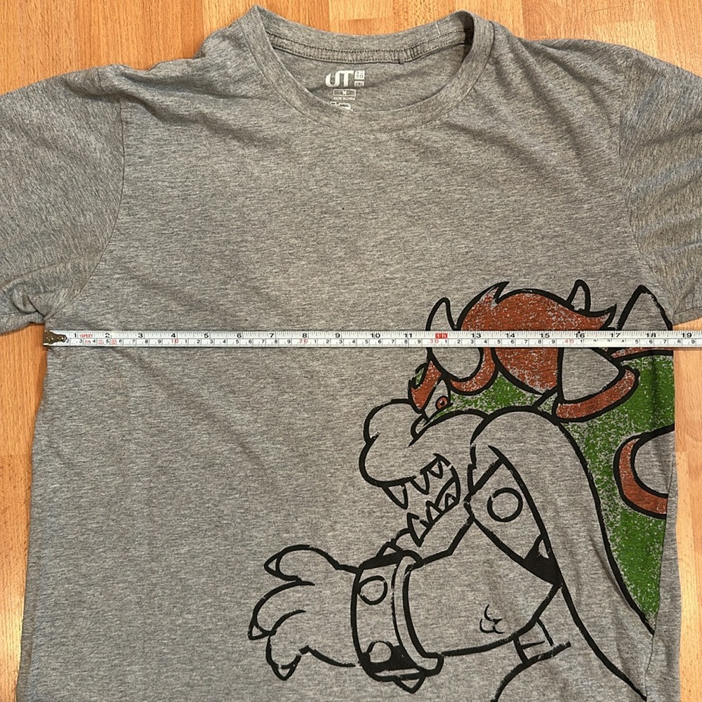 Uniqlo Gray Tee with Bowser Graphic (Green, Brown) - Picture 3 of 4